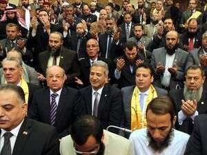 חברי הפרלמנט המצרי מתפללים בישיבת הפתיחה. חברי הפרלמנט המצרי מתפללים בישיבת הפתיחה.