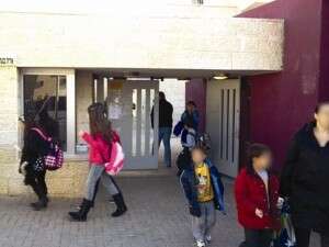 השער הפרוץ של בית הספר בסיום הלימודים השער הפרוץ של בית הספר בסיום הלימודים
