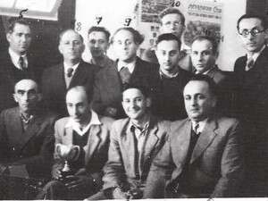 משתתפי אליפות השחמט בראשל''צ, 1946. פרידמן עומד מימין משתתפי אליפות השחמט בראשל''צ, 1946. פרידמן עומד מימין