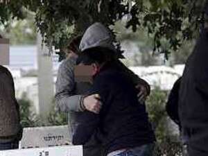 הורי התאומים ליד קבר התינוק שמת הורי התאומים ליד קבר התינוק שמת