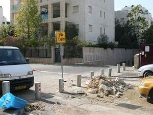 עמודות שהציבה עיריית ת עמודות שהציבה עיריית ת