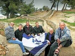 חברי עמותת הלוחמים בין התעלות של גבעת התחמושת חברי עמותת הלוחמים בין התעלות של גבעת התחמושת