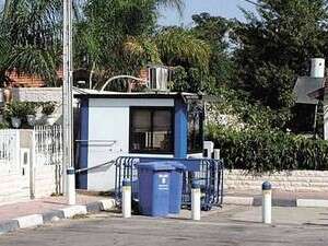 ביצעו נזקים ודרשו להציב שומר מטעמם. עמדת שמירה ביצעו נזקים ודרשו להציב שומר מטעמם. עמדת שמירה