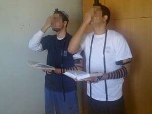 שניים מהתלמידים שהציבו דוכן להנחת תפילין בתיכון שניים מהתלמידים שהציבו דוכן להנחת תפילין בתיכון