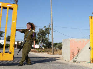 חיילת מאבטחת התנחלות חיילת מאבטחת התנחלות
