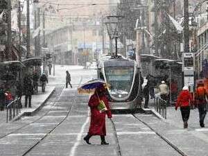 גם הרכבת הקלה כוסתה בפתיתים הלבנים גם הרכבת הקלה כוסתה בפתיתים הלבנים