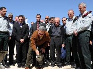 שר הביטחון מניח אבן פינה לקרייה הטכנולוגית של חיל התקשוב בנגב שר הביטחון מניח אבן פינה לקרייה הטכנולוגית של חיל התקשוב בנגב