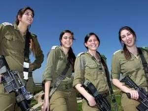 קצינות המבצעים של גזרת עזה: ניצן, שקד, נטע, ואביטל קצינות המבצעים של גזרת עזה: ניצן, שקד, נטע, ואביטל