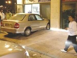 רכב בתוך חלון הראווה רכב בתוך חלון הראווה