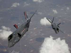 מטוסי F-35 בטיסת מבחן. מטוסי F-35 בטיסת מבחן.