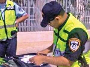 השוטר כותב דוח לכתב על אזרחות טובה השוטר כותב דוח לכתב על אזרחות טובה