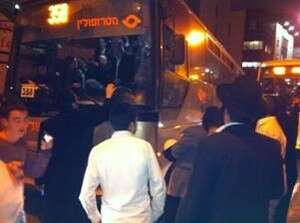 חרדים חוסמים את דרכו של האוטובוס בבני ברק חרדים חוסמים את דרכו של האוטובוס בבני ברק