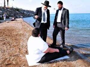 הרב רפאל כהן וחננאל כהן בסיור חמץ בכנרת. אתמול הרב רפאל כהן וחננאל כהן בסיור חמץ בכנרת. אתמול