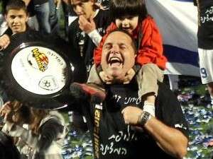 רן בן שמעון חוגג עם הצלחת. האמא סילבי השקיפה מלמעלה רן בן שמעון חוגג עם הצלחת. האמא סילבי השקיפה מלמעלה