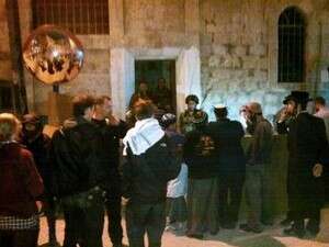 השוטרים חצצו בין קבוצת פעילי השמאל שהשתלטו על הבית בחברון ובין המתנחלים שדרשו לפנותם השוטרים חצצו בין קבוצת פעילי השמאל שהשתלטו על הבית בחברון ובין המתנחלים שדרשו לפנותם