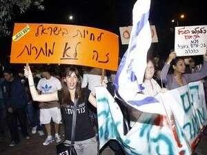 מפגינים בצעדת המחאה בתל אביב מפגינים בצעדת המחאה בתל אביב