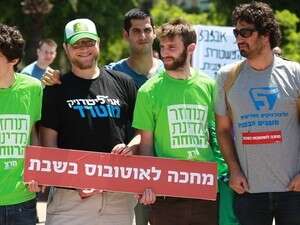 מפגינים לטובת הפעלת תחבורה ציבורית בשבת מפגינים לטובת הפעלת תחבורה ציבורית בשבת