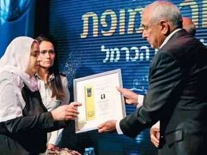 טקס הענקת העיטורים אתמול. אריג' ביבאר, אלמנתו של שאדי, מקבלת את העיטור מהשר יצחק אהרונוביץ' טקס הענקת העיטורים אתמול. אריג' ביבאר, אלמנתו של שאדי, מקבלת את העיטור מהשר יצחק אהרונוביץ'