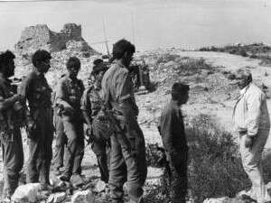שרון עם לוחמים בבופור. יש חלקים בדו שרון עם לוחמים בבופור. יש חלקים בדו