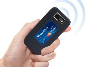 מדבקת ה-PayPass. בעתיד ניתן יהיה למשוך גם מזומנים מדבקת ה-PayPass. בעתיד ניתן יהיה למשוך גם מזומנים