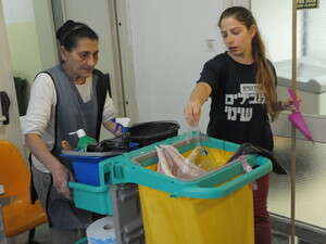 הסטודנטים מנקים עם עובדות הקבלן באונ תל אביב הסטודנטים מנקים עם עובדות הקבלן באונ תל אביב