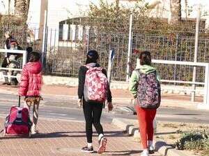 הולכים לבית הספר. האמהות מחכות בבית. הולכים לבית הספר. האמהות מחכות בבית.