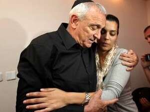 השר לביטחון פנים אהרונוביץ' עם האלמנה מיכל ויכמן השר לביטחון פנים אהרונוביץ' עם האלמנה מיכל ויכמן
