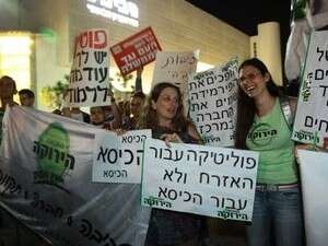 המחאה בכיכר הבימה נגד ממשלת האחדות, שבה נעצרו העיתונאים המחאה בכיכר הבימה נגד ממשלת האחדות, שבה נעצרו העיתונאים