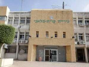 עיריית קריית מלאכי. מוטי מלכה נשאר מול שוקת שבורה עיריית קריית מלאכי. מוטי מלכה נשאר מול שוקת שבורה