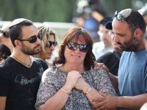 סיגלית, אמה של הילה, על קברה. סיגלית, אמה של הילה, על קברה.