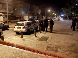 כוחות המשטרה בזירת הרצח ביפו. הלילה כוחות המשטרה בזירת הרצח ביפו. הלילה