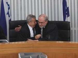 פרידה מהשופט אליעזר ריבלין - חיבוק מהנשיא גרוניס פרידה מהשופט אליעזר ריבלין - חיבוק מהנשיא גרוניס