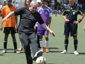 בנימין נתניהו במשחק כדורגל בנימין נתניהו במשחק כדורגל