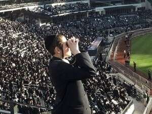 יהודים חרדים בכנס שהתקיים באצטדיון ''סיטי פילד'' ברובע קוונס בניו יורק יהודים חרדים בכנס שהתקיים באצטדיון ''סיטי פילד'' ברובע קוונס בניו יורק