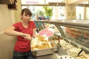המוכרת ענבל ארואטי מציגה את גלידת החומוס המוכרת ענבל ארואטי מציגה את גלידת החומוס