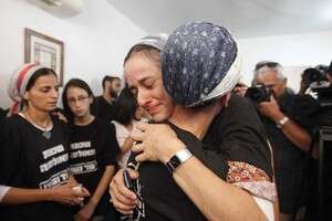 משפחת דיקשטיין בעת פינויה מביתה בגעת האולפנה בחודש יוני האחרון משפחת דיקשטיין בעת פינויה מביתה בגעת האולפנה בחודש יוני האחרון