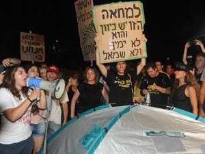 הקמת האוהל בשדרות רוטשילד. הקמת האוהל בשדרות רוטשילד.