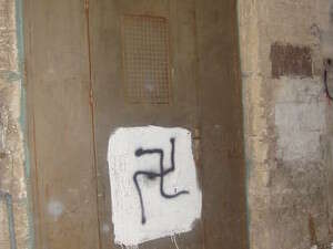 צלבי הקרס שרוססו על בית משפחה יהודית במזרח ירושלים צלבי הקרס שרוססו על בית משפחה יהודית במזרח ירושלים