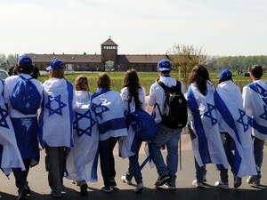 תלמידים במחנה ההשמדה אושוויץ בשנת 2009. תלמידים במחנה ההשמדה אושוויץ בשנת 2009.