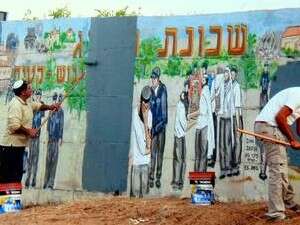 מוחקים כל זכר. פקחי עיריית אשקלון מוחקים את הציור ביום חמישי האחרון מוחקים כל זכר. פקחי עיריית אשקלון מוחקים את הציור ביום חמישי האחרון