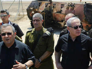 בנימין נתניהו, אהוד ברק וטל רוסו בגבול מצרים בזירת הפיגוע בנימין נתניהו, אהוד ברק וטל רוסו בגבול מצרים בזירת הפיגוע