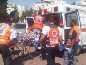 כוחות ההצלה מפנים את האישה שהציתה את עצמה לבית החולים שיבא בתל השומר כוחות ההצלה מפנים את האישה שהציתה את עצמה לבית החולים שיבא בתל השומר