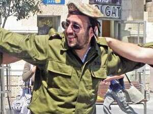 ליפא שמלצר בצילומי הקליפ עם בוגרי הנח ליפא שמלצר בצילומי הקליפ עם בוגרי הנח