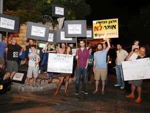 ההפגנה של עובדי ערוץ 10 מול ביתו של שר האוצר יובל שטייניץ. מחריפים את העיצומים ההפגנה של עובדי ערוץ 10 מול ביתו של שר האוצר יובל שטייניץ. מחריפים את העיצומים