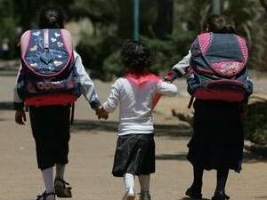 האבות נשארו בחוץ האבות נשארו בחוץ