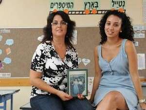 ההוראה נשארה במשפחה. האם רויטל והבת ענבל עם תמונת הסבתא זהבה ההוראה נשארה במשפחה. האם רויטל והבת ענבל עם תמונת הסבתא זהבה