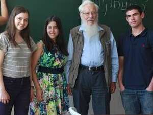 פרופ' ישראל אומן עם תלמידים ירושלמים בקמפוס בגבעת רם פרופ' ישראל אומן עם תלמידים ירושלמים בקמפוס בגבעת רם