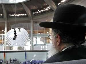 רב משקיף על הדיון בפרלמנט הגרמני בנושא ברית המילה. רב משקיף על הדיון בפרלמנט הגרמני בנושא ברית המילה.