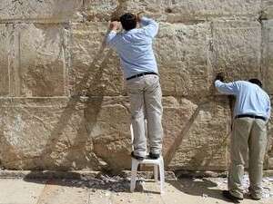 עובדים בכותל המערבי, למצולמים אין קשר לידיעה עובדים בכותל המערבי, למצולמים אין קשר לידיעה