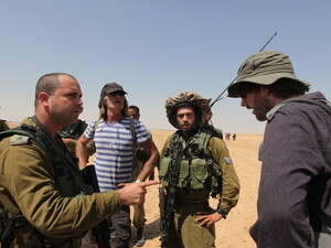 חיילים ופעילים לזכויות אדם בגבול מצרים חיילים ופעילים לזכויות אדם בגבול מצרים
